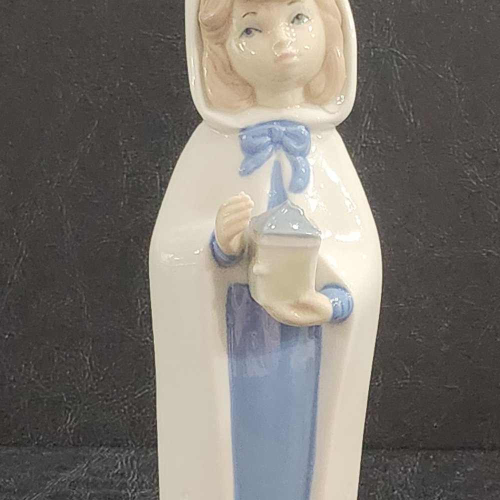Rare Find Cascades Porcelain Lady Christmas Caroler With Lantern Made in Spain
